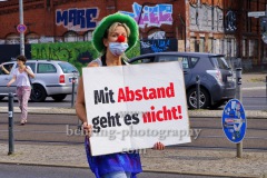 Clown mit Plakat "Mit Abstand geht es nicht", "Rettet die Veranstaltungsbranche", 4. Demonstration, Vom S-Bahnhof Landsberger Allee zum Potsdamer Platz in Berlin, 14.08.2020