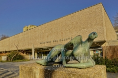 DIE LIEGENDE von Henry Moore, vor dem Eingang zur Akademie der Kuenste, Hanseatenweg, "STADTANSICHTEN", Berlin, 25.03.2020