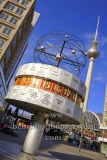Weltzeituhr auf dem Alexanderplatz mit dem S-Bahnhof und Fernsehturm dahinter, "STADTANSICHTEN", Berlin, 05.04.2020