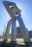 Spiele des Windes, Skulptur von Cesar Manrique, Hammarskjöldplatz 3, im Hintergrund: Funkturm und Eingang Nord der Messe Berlin, "STADTANSICHTEN", Berlin, 18.04.2020
