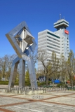 Spiele des Windes, Skulptur von Cesar Manrique, Hammarskjöldplatz 3, im Hintergrund: Hochhaus des Sendezentrum des rbb an der Masurenallee,  "STADTANSICHTEN", Berlin, 18.04.2020