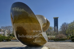 Large Divided Oval: Butterfly - Skulptur von Henry Moore vor dem Haus der Kulturen der Welt, mit dem Carillon im Hintergrund, "STADTANSICHTEN", John-Foster-Dulles-Allee 10, Berlin, 12.04.2020