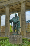 Der Fischer („Gerettet“), Bonze, Skulptur von Adolf Bruett, Kolonnadenhof auf der  Museumsinsel, "STADTANSICHTEN", Berlin, 15.04.2020
