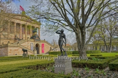 Diana, Bronze-Skulptur von Reinhold Felderhoff, Kolonnadenhof auf der  Museumsinsel, im Hintergrund: Alte Nationalgalerie, "STADTANSICHTEN", Berlin, 15.04.2020