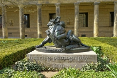 Herkules mit dem nemeischen Loewen, Bronze-Skulptur von Max Klein, Kolonnadenhof auf der  Museumsinsel, "STADTANSICHTEN", Berlin, 15.04.2020