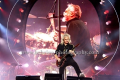 Brian May (Guitar), Roger Taylor (Drums), "QUEEN", Konzert in der O2 World am 04.02.2015, in  Berlin, Germany,