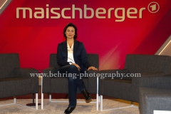 Sandra Maischberger, "MAISCHBERGER" (Talkshow mit Sandra Maischberger, ab 13.01.2016 mittwochs um 22.45 Uhr in der ARD), Photocall im Studio Adlershof, Berlin, 12.01.2016