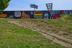 Weg zum Hügel mit der Graffitti-Wand (Hinterlandmauer) im Mauerpark, zwischen Gleimstraße und Eberswalder Straße, "PRENZLAUER BERG", Berlin, 04.06.2020