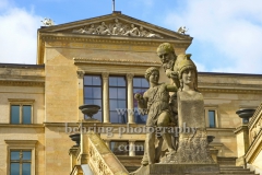 Neues Museum, Im Vordergrund: Figuren und Freitreppe der Alten Nationalgalerie auf der  Museumsinsel, "STADTANSICHTEN", Berlin, 15.04.2020