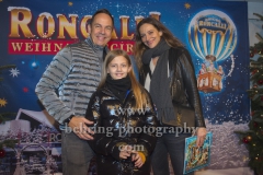 Schauspieler Moritz Lindbergh und Kinder, "Roncalli Weihnachtscircus" (19.12.19 - 05.01.2020), Photocall am Roten Teppich zur Premiere, Tempodrom, Berlin, 19.12.2019