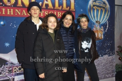 "Roncalli Weihnachtscircus" (21.12.2018 - 06.01.2019 ), Nicolette Krebitz und Familie, Photo Call am Roten Teppich zur Premiere, Tempodrom, Berlin, 22.12.2018,