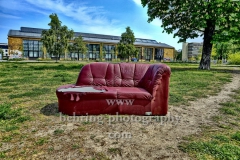 kaputtes rotes Sofa auf der Wiese vor den Reinbeckhallen, "STADTANSICHTEN", Reinbeckstrasse, Berlin, 10.05.2020