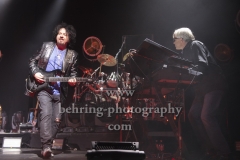 "TOTO", Steve Lukather (Gitarre, Gesang), Steve Porcaro (Keyboards, Gesang), "40 TRIPS AROUND THE SUN"-Tour, Konzert in der Columbia-Halle, Berlin, 24.02.2018,