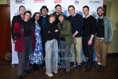 Cast und Crew des Films mit Pegah Feridony (Bildmitte), "ALASKA", Photo Call im Kino Babylon im Rahmen des "achtung berlin filmfestival", Berlin, 17.04.2023