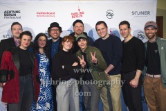 Cast und Crew des Films mit Pegah Feridony (Bildmitte), "ALASKA", Photo Call im Kino Babylon im Rahmen des "achtung berlin filmfestival", Berlin, 17.04.2023