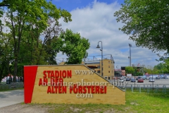 Stadion An der Alten Försterei, Spielstätte des 1. FC Union Berlin, Namensschild an der Einfahrt zum Gelaende, "STADTANSICHTEN", An der Wuhlheide 263, Berlin, 07.05.2020