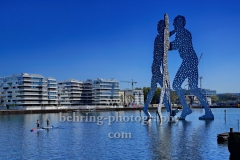 "Molecule Man", Skulptur vom Bildhauer Jonathan Borofsky, in der Spree an der Grenze der Stadtbezirke Friedrichshain / Kreuzberg / Treptow,  "STADTANSICHTEN", Berlin, 23.04.2020