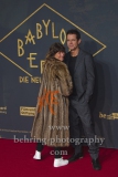 Marie Steinmann mit "FAKE"-Mantel und Tom Tykwer"BABYLON BERLIN 3", Roter Teppich zur Weltpemiere, Zoo Palast, Berlin, 16.12.2019