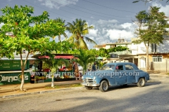 US-Oldtimer "Plymouth" vor Marktstand in der Ave 3RA / calle 42 in Miramar, Havanna, Cuba, 30.01.2015 [(c) Christian Behring, www.christian-behring.com]