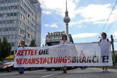 "Rettet die Veranstaltungsbranche", Demonstration von der Alexanderstrasse ueber Karl-Liebknecht-Strasse, Torstrasse und Friedrichstrasse zum Bebelplatz in Berlin, 24.07.2020