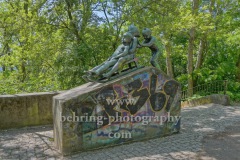 Volkspark Prenzlauer Berg, "Rodelnde Kinder" (1972), Bronzefiguren von Erwin Damerow, an der Treppe zum "Pappelplateau", "PRENZLAUER BERG", Berlin, 31.05.2020