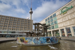 Brunnen der Voelkerfreundschaft auf dem Alex mit C&A, Fernsehturm und dem Kaufhof Warenhaus im Hintergrund, "STADTANSICHTEN", Berlin, 15.04.2020