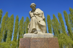 Sowjetisches Ehrenmal im Treptower Park, "Mutter Heimat", Statue auf dem Vorplatz,  "STADTANSICHTEN", Berlin, 23.04.2020