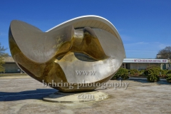 Large Divided Oval: Butterfly - Skulptur von Henry Moore vor dem Haus der Kulturen der Welt, "STADTANSICHTEN", John-Foster-Dulles-Allee 10, Berlin, 12.04.2020