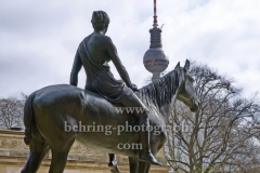 Amazone zu Pferde, Bronze, Skulptur von Louis Tuaillon, Kolonnadenhof auf der  Museumsinsel, mit dem Fernsehturm im Hintergrund, "STADTANSICHTEN", Berlin, 15.04.2020