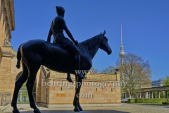Amazone zu Pferde, Bronze, Skulptur von Louis Tuaillon, Kolonnadenhof auf der  Museumsinsel, mit dem Fernsehturm im Hintergrund, "STADTANSICHTEN", Berlin, 17.04.2020
