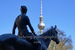 Amazone zu Pferde, Bronze, Skulptur von Louis Tuaillon, Kolonnadenhof auf der  Museumsinsel, mit dem Fernsehturm im Hintergrund, "STADTANSICHTEN", Berlin, 17.04.2020
