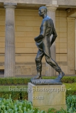 Der Sämann, Bronze-Skulptur von Constantin Meunier, Kolonnadenhof auf der  Museumsinsel, "STADTANSICHTEN", Berlin, 17.04.2020