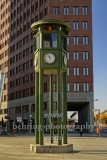 Fünf vor 12, Kopie der ersten Verkehrsampel Deutschlands am Potsdamer Platz, vor dem Kollhoff Tower, "verwaiste Plätzeund Orte", Berlin, 23.03.2020