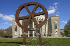Räuberrad, Skulptur von Bert Neumann und Rainer Haussmann vor der Volksbuehne auf dem Rosa-Luxemburg-Platz, "STADTANSICHTEN", Berlin, 17.04.2020