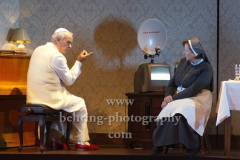 Walter Kreye (Papst Benedikt XVI), Imogen Kogge (Schwester Brigitta),  "Die Zwei Päpste", Fotoprobe am 28.03.2022 im Renaissance Theater, Premiere am 02.04.2022