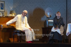 Walter Kreye (Papst Benedikt XVI), Imogen Kogge (Schwester Brigitta), "Die Zwei Päpste", Fotoprobe am 28.03.2022 im Renaissance Theater, Premiere am 02.04.2022