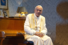 Walter Kreye (Papst Benedikt XVI), "Die Zwei Päpste", Fotoprobe am 28.03.2022 im Renaissance Theater, Premiere am 02.04.2022