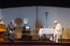 Walter Kreye (Papst Benedikt XVI), Imogen Kogge (Schwester Brigitta),  "Die Zwei Päpste", Fotoprobe am 28.03.2022 im Renaissance Theater, Premiere am 02.04.2022