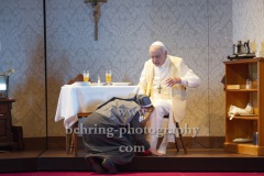 Walter Kreye (Papst Benedikt XVI), Imogen Kogge (Schwester Brigitta),  "Die Zwei Päpste", Fotoprobe am 28.03.2022 im Renaissance Theater, Premiere am 02.04.2022