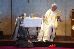 Walter Kreye (Papst Benedikt XVI), Imogen Kogge (Schwester Brigitta), "Die Zwei Päpste", Fotoprobe am 28.03.2022 im Renaissance Theater, Premiere am 02.04.2022