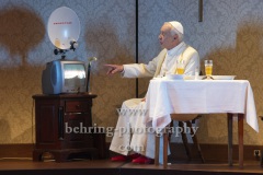 Walter Kreye (Papst Benedikt XVI), "Die Zwei Päpste", Fotoprobe am 28.03.2022 im Renaissance Theater, Premiere am 02.04.2022