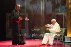 Walter Kreye (Papst Benedikt XVI), Walter Sittler (Kardinal Jorge Mario Bergoglio), "Die Zwei Päpste", Fotoprobe am 28.03.2022 im Renaissance Theater, Premiere am 02.04.2022