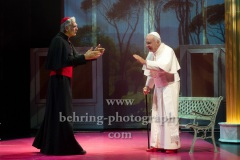 Walter Kreye (Papst Benedikt XVI), Walter Sittler (Kardinal Jorge Mario Bergoglio), "Die Zwei Päpste", Fotoprobe am 28.03.2022 im Renaissance Theater, Premiere am 02.04.2022