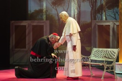 Walter Kreye (Papst Benedikt XVI), Walter Sittler (Kardinal Jorge Mario Bergoglio), "Die Zwei Päpste", Fotoprobe am 28.03.2022 im Renaissance Theater, Premiere am 02.04.2022