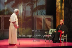 Walter Kreye (Papst Benedikt XVI), Walter Sittler (Kardinal Jorge Mario Bergoglio), "Die Zwei Päpste", Fotoprobe am 28.03.2022 im Renaissance Theater, Premiere am 02.04.2022