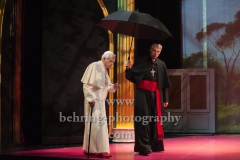 Walter Kreye (Papst Benedikt XVI), Walter Sittler (Kardinal Jorge Mario Bergoglio), "Die Zwei Päpste", Fotoprobe am 28.03.2022 im Renaissance Theater, Premiere am 02.04.2022