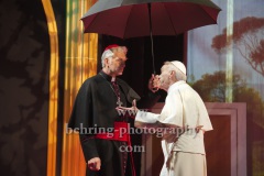 Walter Kreye (Papst Benedikt XVI), Walter Sittler (Kardinal Jorge Mario Bergoglio), "Die Zwei Päpste", Fotoprobe am 28.03.2022 im Renaissance Theater, Premiere am 02.04.2022