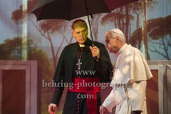 Walter Kreye (Papst Benedikt XVI), Walter Sittler (Kardinal Jorge Mario Bergoglio), "Die Zwei Päpste", Fotoprobe am 28.03.2022 im Renaissance Theater, Premiere am 02.04.2022