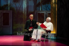 Walter Kreye (Papst Benedikt XVI), Walter Sittler (Kardinal Jorge Mario Bergoglio), "Die Zwei Päpste", Fotoprobe am 28.03.2022 im Renaissance Theater, Premiere am 02.04.2022