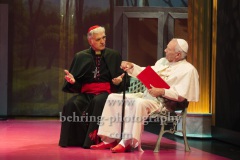 Walter Kreye (Papst Benedikt XVI), Walter Sittler (Kardinal Jorge Mario Bergoglio), "Die Zwei Päpste", Fotoprobe am 28.03.2022 im Renaissance Theater, Premiere am 02.04.2022